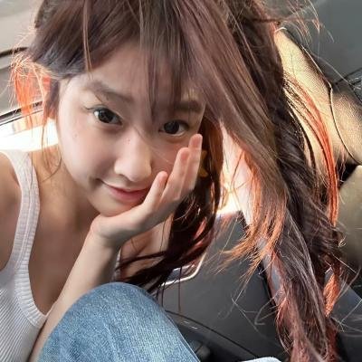 戴流苏耳环的少女